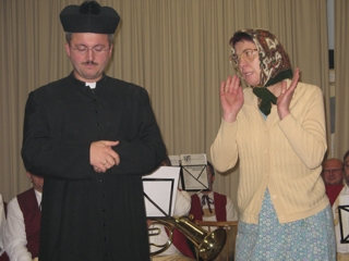... und als Pfarrer mit Dorftratsch Rita Gareis
