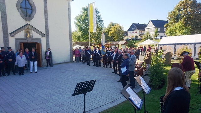 Ehrengäste und Besucher