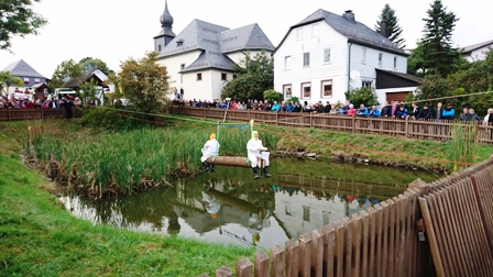 Kerwa2016 Wettkampf über dem Dorfteich