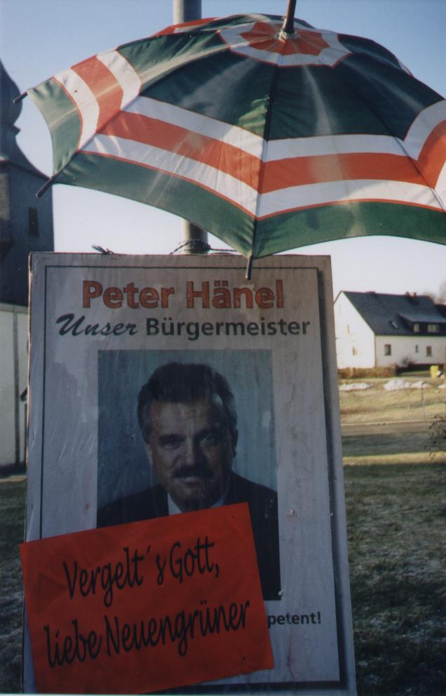 Nicht Wind noch Wetter können Bürgermeister Hänel
auf seiner Dankestour erschüttern! (gesehen in Neuengrün am Dorfanger)